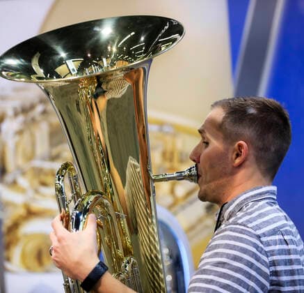 (200117) -- ANAHEIM, Jan. 17, 2020 -- A convention goer performs at the National Association of Music Merchants (NAMM) Show in Anaheim, the United States, Jan. 16, 2020. The 118-year-old NAMM Show, one of the world s biggest music industry trade shows, kicked off here on Thursday. The four-day event is expected to bring together at least 110,000 people and around 2,000 exhibiting companies from more than 120 countries and regions around the world, featuring more than 7,000 brands, cutting-edge industry education, as well as exclusive special events, concerts and experiences. ) US-ANAHEIM-NAMM SHOW-OPEN LixYing