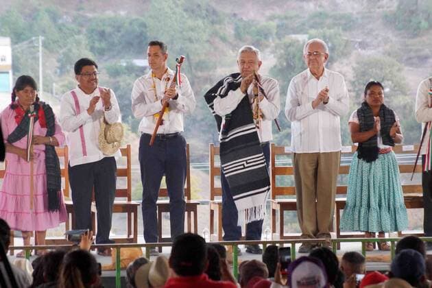 January 17, 2020 EUM20200117NAC06 JPG OAXACA, Oax PresidencyPresidencia AMLO 17 de enero de 2020 Alejandro Murat, gobernador de Oaxaca presidente Andres Manuel Lopez Obrador y Javier Jimenez, Secretario de Transportes, inauguran caminos rurales de San Antonio Sinicahua Foto Agencia EL UNIVERSALEELG  - ZUMAu78_ 20200117_zaf_u78_046 Copyright: xElxUniversalx