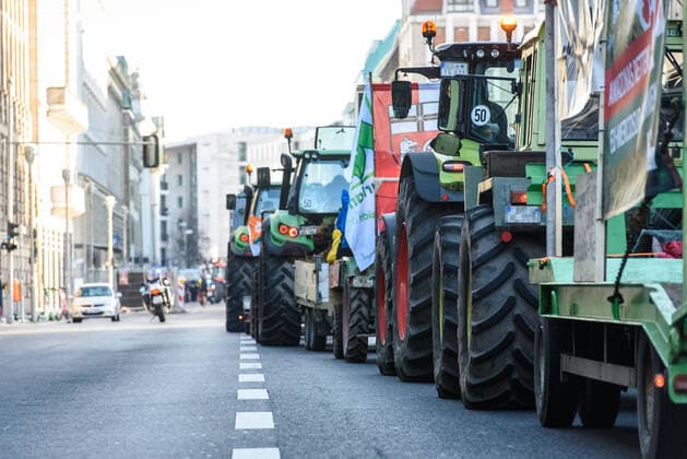 News Themen der Woche KW03 Berlin, Bauernprotest Deutschland, Berlin - 18.01.2020: Im Bild sind traktoren beim Bauernprotest auf Höhe Friedrichstraße Französische Straße zu sehen. Berlin Berlin Deutschland *** Berlin, Bauernprotest Deutschland, Berlin 18 01 2020 The picture shows tractors at the Bauernprotest at the level of Friedrichstraße Französische Straße Berlin Berlin Deutschland