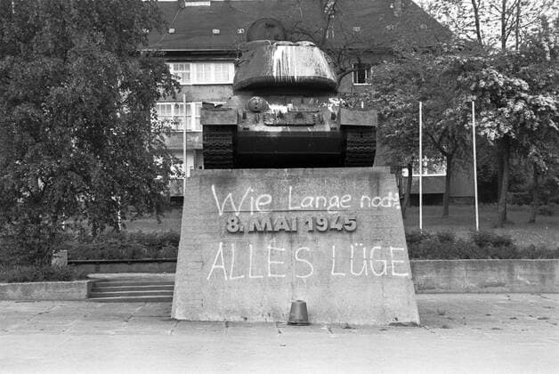 Panzer Denkmal 30 05 1991, Chemnitz, Dresdner Strasse Frankenberger Strasse, Monument to the Day of Liberation on 8 May 1945, former Russian tank T 34 Chemnitz Saxony FRG