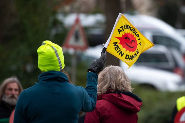 Herford, Deutschland 18.01.2020: Demonstration beim Besuch von NRW-Ministerpräsident Armin Laschet in Herford Im Bild: Schilder von Demonstranten gegen Atomkraft. , Herford Nordrhein-Westfalen Deutschland *** Herford, Germany 18 01 2020 Demonstration during the visit of NRW Prime Minister Armin Laschet in Herford In the picture signs of demonstrators against nuclear power, Herford North Rhine-Westphalia Germany