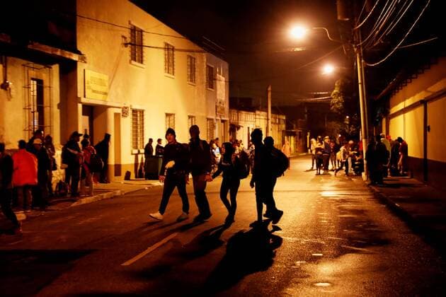 Mexiko, über Guatemala geflohene Honduraner erreichen Hidalgo Honduran migrants leave from Guatemala City, Guatemala, 18 January 2020, to the border city of Tecun Uman, in search of crossing into Mexico. The Hondurans, members of a new migrant caravan that left their country early last Wednesday to the United States, entered Guatemala massively last Thursday morning and during the last hours they headed to Mexico, the country they intend enter through the borders of El Ceibo (north of Guatemala) and Tecun Uman (west). Honduran migrant caravan crosses Guatemala towards the Mexican border !ACHTUNG: NUR REDAKTIONELLE NUTZUNG!  Copyright: xEstebanxBibax AME2989 20200118-637149645928227678