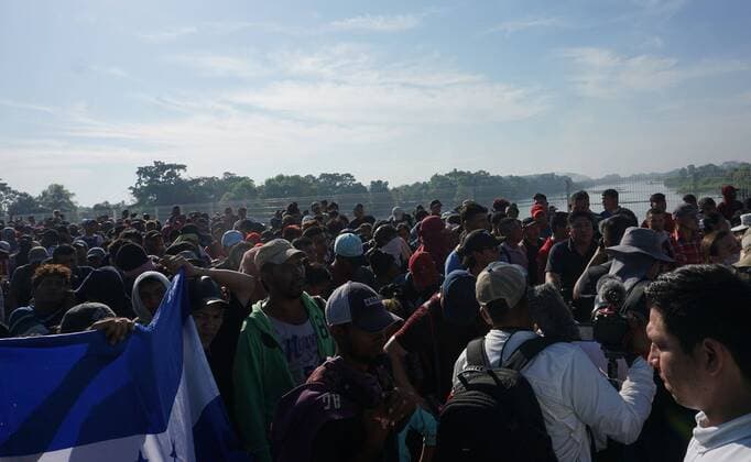 Mexiko, über Guatemala geflohene Honduraner erreichen Hidalgo Honduran migrants expect to be attended by authorities of the National Migration Institute of Mexico after arriving at the border crossing with Guatemala in Hidalgo City, on the Suchiate River, in Chiapas state, Mexico, 18 January 2020. The Hondurans, members of a new migrant caravan that left their country early last Wednesday to the United States, entered Guatemala massively last Thursday morning and during the last hours they headed to Mexico, the country they intend enter through the borders of El Ceibo (north of Guatemala) and Tecun Uman, a Guatemalan city neighboring Mexican Hidalgo city. First group of Honduran migrants reaches the border between Mexico and Guatemala !ACHTUNG: NUR REDAKTIONELLE NUTZUNG!  Copyright: xJuanxManuelxBlancox AME3031 20200118-637149669444518192