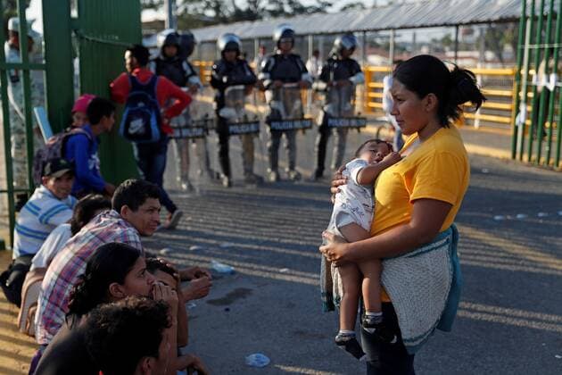 Mexiko, über Guatemala geflohene Honduraner erreichen Hidalgo Mexican police guard the entrance to the border with Mexico at the bridge Rodolfo Robles, which divides the country with Guatemala, to prevent Honduran migrants from entering without passing the registration required by the government, in Tecun Uman, Guatemala, 18 January 2020. More than 730 Hondurans from the caravan cross the border from Guatemala and Mexico !ACHTUNG: NUR REDAKTIONELLE NUTZUNG!  Copyright: xEstebanxBibax AME3221 20200119-637149972072220847