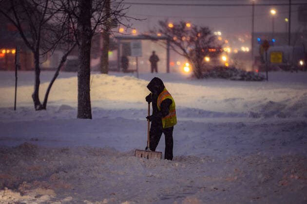 News Bilder des Tages Canada: Toronto after snowstorm hits region Snow started to fall in the Greater Toronto Area around 10:30 a.m. and continued into the evening, resulting to totally snow-covered roads and poor driving conditions. Scarborough Ontario Canada HadriellexLumanog