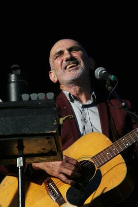 COLD CHISEL BLOOD MOON TOUR TAMWORTH, Paul Kelly during Cold Chisel s The Blood Moon Tour 2020 concert at the Tamworth Country Music Festival, Sunday, 19 January 2020. ( NO ARCHIVING, EDITORIAL USE ONLY, NO USE IN BOOKS WITHOUT CONSENT TAMWORTH NSW AUSTRALIA  Copyright: xPETERxLORIMERx 20200119001443087129