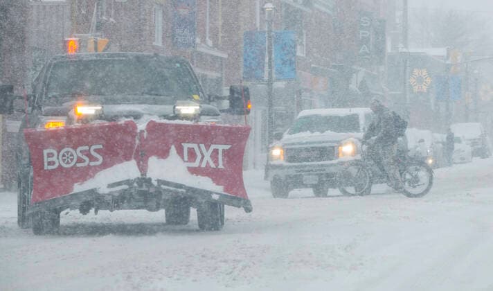 Kanada, schwere Schneefälle in Toronto (200119) -- TORONTO, Jan. 19, 2020 -- A man rides a bike on a snow day in Toronto, Canada, Jan. 18, 2020. (Photo by Xinhua) CANADA-TORONTO-WEATHER-SNOWFALL ZouxZheng 