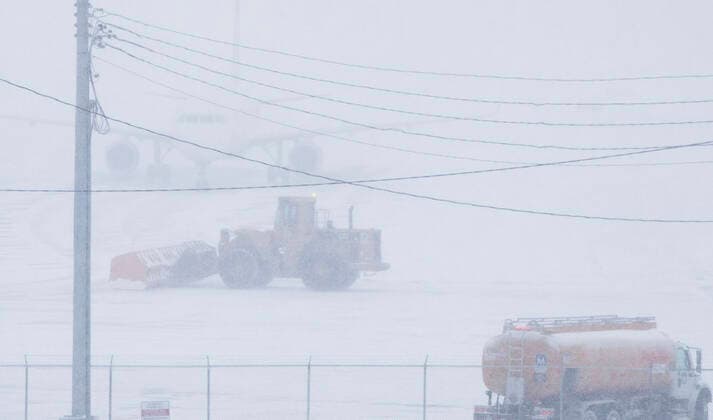 Kanada, schwere Schneefälle in Toronto (200119) -- TORONTO, Jan. 19, 2020 -- A snowplow clears the runways on a snow day at the Pearson International Airport in Toronto, Canada, Jan. 18, 2020. (Photo by Xinhua) CANADA-TORONTO-WEATHER-SNOWFALL ZouxZheng 