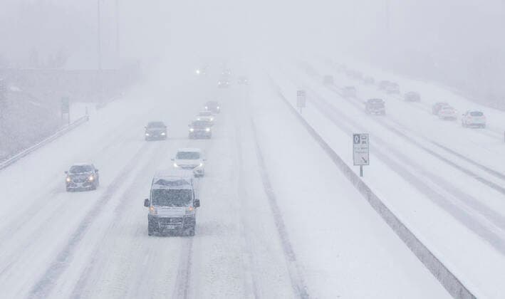 Kanada, schwere Schneefälle in Toronto (200119) -- TORONTO, Jan. 19, 2020 -- Vehicles are seen on a snow day on Highway 403 in Toronto, Canada, Jan. 18, 2020. (Photo by Xinhua) CANADA-TORONTO-WEATHER-SNOWFALL ZouxZheng 