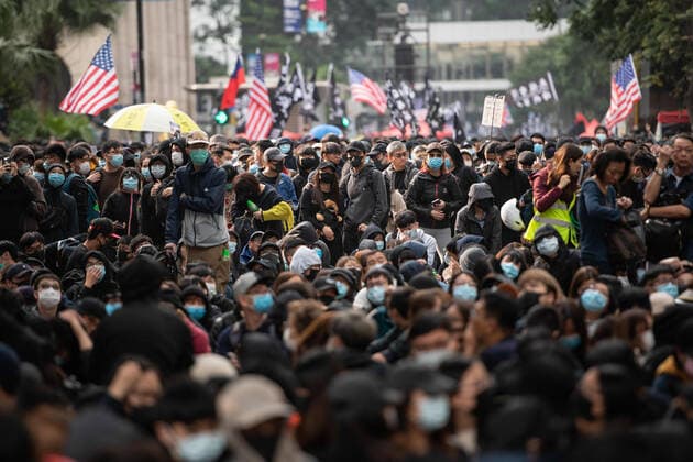 Hongkong, Proteste gegen die Regierung January 19, 2020, Hong Kong, Hong Kong, Hong Kong, China: What started as a peaceful demonstration in Chater Garden, quickly eroded into chaos. Protesters Began their march east toward Causeway Bay, chanting there demands. .Shortly after their march began they were soon confronted by a wall of police. Within minutes the peaceful march exploded into mayhem. Police blanketed the area with tear gas, dividing the crowd and sending protesters scattering. One man was slammed to the ground, bloodying him, while officers sprayed members of the press with streams of pepper spray. People ran for cover from the offensive stike of the police, spreading through the area and becoming divided by the police. Protesters set up small road blocks and pulled bricks from sidewalks hurling them at police. One officer was injured and many bystanders where caugh - ZUMAt221 20200119_zap_t221_006 Copyright: xTylerxTomasellox