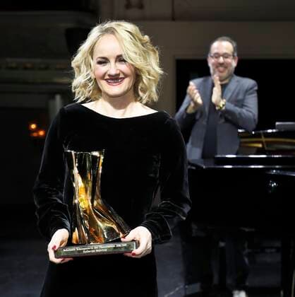 Katherine Mehrling receives the audience award of the Berliner Theaterclub at the Komische Oper Berlin