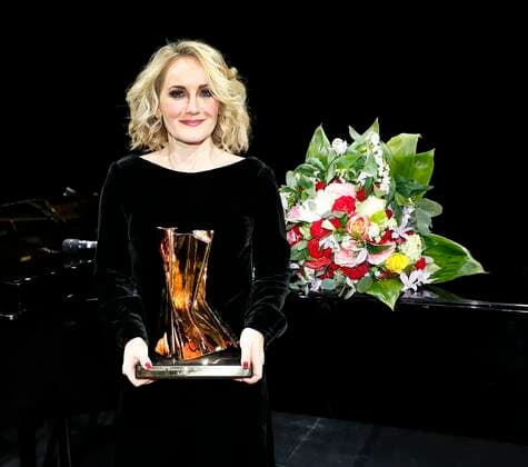 Katherine Mehrling receives the audience award of the Berliner Theaterclub at the Komische Oper Berlin
