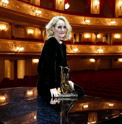 Katherine Mehrling receives the audience award of the Berliner Theaterclub at the Komische Oper Berlin
