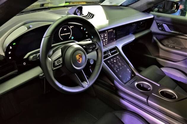 Der Taycan ist ein batterieelektrischer Sportwagen des Automobilherstellers Porsche. Er wurde am 4. September 2019 der Oeffentlichkeit vorgestellt und in den Versionen Turbo und Turbo S angeboten. Die Reichweite des E-Mobil Porsche Allrad reicht fuer ueber 300 Kilometer Fahrstrecke. Foto: Cockpit und Lenkrad *** The Taycan is a battery-electric sports car from the car manufacturer Porsche It was presented to the public on September 4, 2019 and is available in the Turbo and Turbo S versions The E Mobil Porsche all-wheel drive has a range of more than 300 kilometers Photo Cockpit and steering wheel