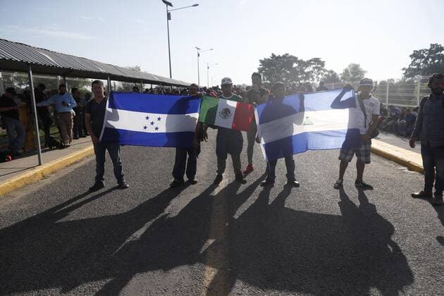 Migrants wait before crossing the bridge that allows the passage to Mexico, in Tecun Umam, Guatemala, 20 January 2020. Although his entry into Mexico was scheduled for Sunday, members of the migrant caravan on the border of Guatemala announced that they would postpone their crossing until Monday morning because they still wait for other partners, with whom they estimate to add between 5,000 and 8,000 people. Hundreds of migrants wait to cross border to Mexico !ACHTUNG: NUR REDAKTIONELLE NUTZUNG!  Copyright: xEstebanxBibax AME3473 20200120-637151343875623010