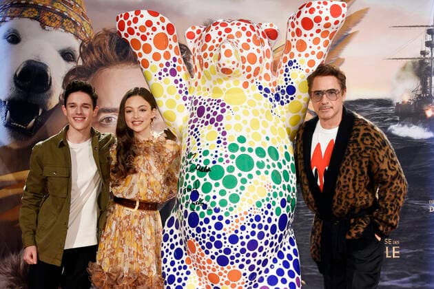Bilder des Jahres 2020, Entertainment 01 Januar Entertainment Themen der Woche KW04 Entertainment Bilder des Tages Harry Collet, Carmel Laniado und Robert Downey Jr. beim Signieren eines Buddy Bären während der Pressekonferenz zum Kinofilm Die fantastische Reise des Dr. Dolittle im Waldorf Astoria Hotel. Berlin, 20.01.2020 *** Harry Collet, Carmel Laniado and Robert Downey Jr signing a Buddy Bear during the press conference for the movie The Fantastic Journey of Dr Dolittle at the Waldorf Astoria Hotel Berlin, 20 01 2020 Foto:xN.xKubelkax xFuturexImage