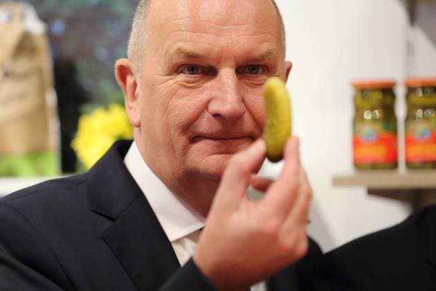 News Themen der Woche KW04 News Bilder des Tages Ministerpräsident Dietmar Woidke (SPD) betrachtet vor deren Verköstigung eine Spreewälder Gurke bei einem Rundgang am Brandenburg-Tag auf der Grünen Woche in Berlin, 20. Januar 2020. Grüne Woche Brandenburg-Tag *** Minister President Dietmar Woidke SPD looks at a Spreewald gherkin before tasting it during a tour of Brandenburg Day at the Green Week in Berlin, 20 January 2020 Green Week Brandenburg Day