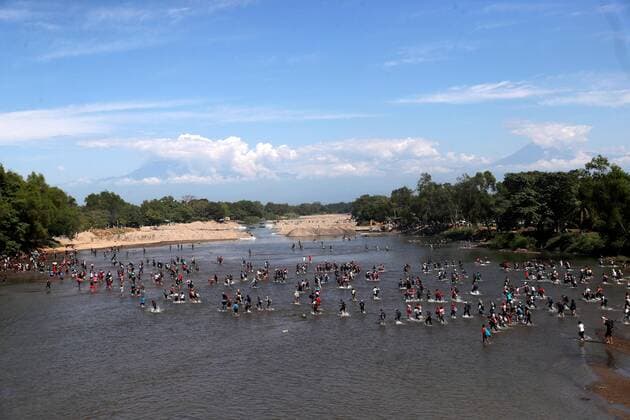 Hundreds of Central American migrants, mostly Hondurans, cross the Suchíate River that divides Mexico and Guatemala, from the city of Tecun Uman, Guatemala, 20 January 2020. Mexican immigration authorities denied on Monday the entry of hundreds of migrants who, according to Efe, began crossing the border along the Suchiate River. This group of migrants left last Wednesday towards the border with Guatemala, as part of a caravan that goes to the United States after a call in social networks. Migrants cross into Mexico along the Suchíate river after denial of entry !ACHTUNG: NUR REDAKTIONELLE NUTZUNG!  Copyright: xEstebanxBibax AME3542 20200120-637151431172490913
