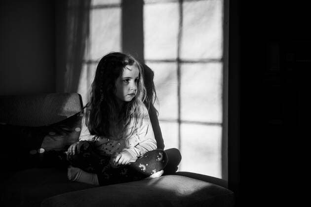 IMAGO Creative: Gesellschaft, Armut A little girl sits in the shadow of a window. Garden City South, New York, USA CR_FRRU191112-229756-01