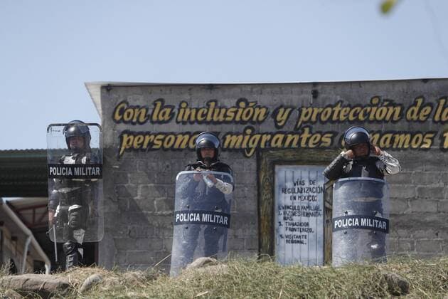 Mexican military police watch over the border line while Central American migrants, mostly Hondurans, cross the Suchíate River that divides Mexico and Guatemala, from the city of Tecun Uman, Guatemala, 20 January 2020. Mexican immigration authorities denied on Monday the entry of hundreds of migrants who, according to Efe, began crossing the border along the Suchiate River. This group of migrants left last Wednesday towards the border with Guatemala, as part of a caravan that goes to the United States after a call in social networks. Migrants cross into Mexico along the Suchíate river after denial of entry !ACHTUNG: NUR REDAKTIONELLE NUTZUNG!  Copyright: xEstebanxBibax AME3602 20200120-637151477088566767