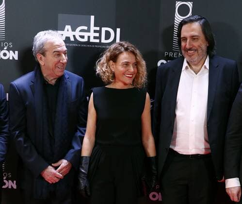Spanish singer Jose Luis Perales (L), AGEDI s president, Antonio Guisasola (R), and Spanish Lower Chamber Speaker Meritxell Batet (C) pose for the photographers prior to the Odeon Music Awards gala at the Royal Theater in Madrid, Spain, 20 January 2020. The Odeon awards honor the best Spanish albums and singers of the previous year. Odeon Music Awards Gala in Madrid !ACHTUNG: NUR REDAKTIONELLE NUTZUNG!  Copyright: xJAVIERxLOPEZx GRAF5062 20200120-637151537727816509