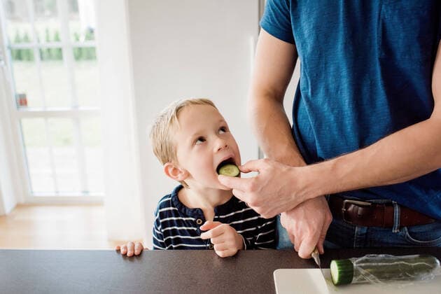 father making his kids packed lunch whilst feeding his son for school Norrtälje, Sweden CR_RABE191115-238435-01