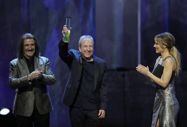 Spanish singer Jose Luis Perales (C) receives the Honorific award during the Odeon Music Awards gala at the Royal Theater in Madrid, Spain, 20 January 2020. The Odeon awards honor the best Spanish albums and singers of the previous year. Odeon Music Awards Gala in Madrid !ACHTUNG: NUR REDAKTIONELLE NUTZUNG!  Copyright: xJuanJoxMartinx GRAF5129 20200120-637151603745682858