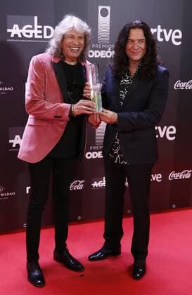 Spanish singer Jose Merce (L) and guitarist Tomatito (R) pose after receiving the Best Flamenco Album award during the Odeon Music Awards gala at the Royal Theater in Madrid, Spain, 20 January 2020. The Odeon awards honor the best Spanish albums and singers of the previous year. Odeon Music Awards Gala in Madrid !ACHTUNG: NUR REDAKTIONELLE NUTZUNG!  Copyright: xJavierxLopezx GRAF5198 20200121-637151642051401045