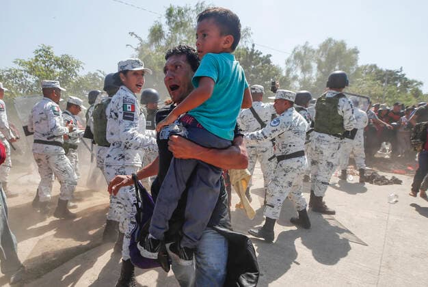 (200121) -- MEXICO CITY, Jan. 21, 2020 (Xinhua) -- Image provided by the daily La Jornada shows Mexican National Guards stationing along the bank of the Suchiate River to prevent Central American migrants from breaking through on Jan. 20, 2020. Hundreds of undocumented Central American migrants on Monday tried to force their way across Mexico s southern border with Guatemala. (Victor Camacho La Jornada Handout via Xinhua)- MEXICO OUT MEXICO-BORDER-CENTRAL AMERICAN MIGRANTS 