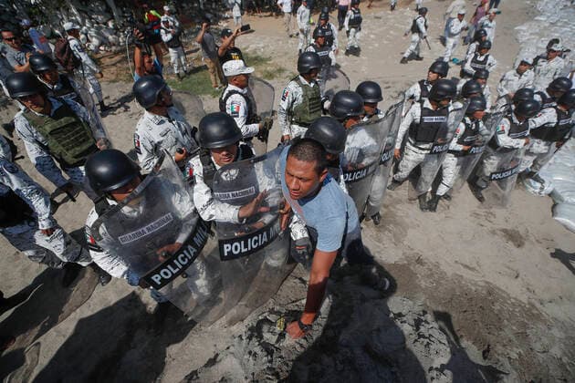 (200121) -- MEXICO CITY, Jan. 21, 2020 (Xinhua) -- Image provided by the daily La Jornada shows Mexican National Guards stationing along the bank of the Suchiate River to prevent Central American migrants from breaking through on Jan. 20, 2020. Hundreds of undocumented Central American migrants on Monday tried to force their way across Mexico s southern border with Guatemala. (Victor Camacho La Jornada Handout via Xinhua)- MEXICO OUT MEXICO-BORDER-CENTRAL AMERICAN MIGRANTS 