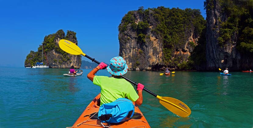 Seekajak in der Andamansee vor bizarren Kalksteinfelsen, Thailand, Phuket, Ao Phang Nga Nationalpark kayak trip in Andaman sea at east of island of Phuket, Thailand, Phuket, Ao Phang Nga National Park BLWS602333 Copyright: xblickwinkel P.xRoyerx