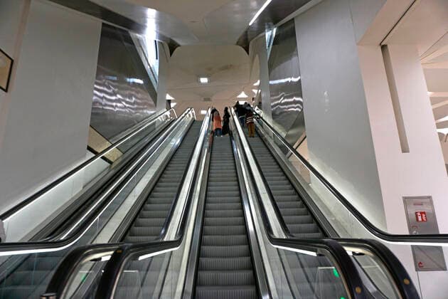 06.01.2020, Stadtrundgang Doha, Katar. U-Bahn-Station, Rolltreppen nach oben. 06.01.2020, Doha Katar 06.01.2020, Doha Katar *** 06 01 2020, Doha City Walking Tour, Qatar Metro Station, escalators up 06 01 2020, Doha Qatar 06 01 2020, Doha Qatar