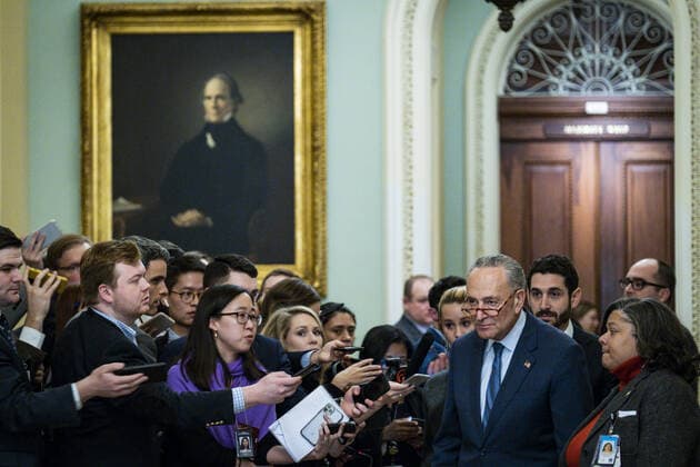 Bilder des Jahres 2020, News 01 Januar News Themen der Woche KW04 News Bilder des Tages Senate Minority Leader Chuck Schumer (D-NY) speaks to the media gathered outside of the Senate chamber in the United States Capitol during a short recess in the impeachment trial of President Donald Trump on Tuesday, January 21, 2020 in Washington, DC. One hundred United States Senators will serve as judges to decide whether to remove Trump from office for abusing power by pressuring Ukraine for personal political favors.  WAP202001211766 PETExMAROVICH