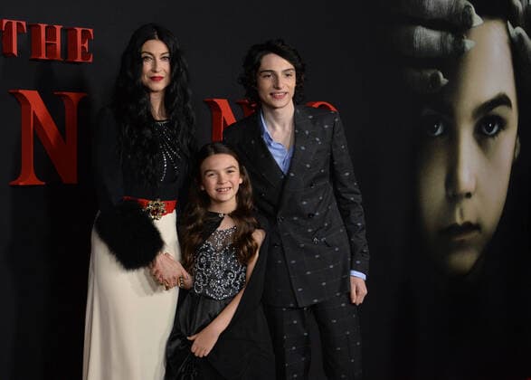 Bilder des Jahres 2020, Entertainment 01 Januar Entertainment Themen der Woche KW04 Entertainment Bilder des Tages Director Floria Sigismondi and cast members Brooklynn Prince (C) and Finn Wolfhard attend the premiere of the motion picture horror mystery The Turning at the TCL Chinese Theatre in the Hollywood section of Los Angeles on Tuesday, January 21, 2020. Storyline: A young governess is hired by a man who has become responsible for his young nephew and niece after the deaths of their parents. A modern take on Henry James novella The Turn of the Screw .  LAP2020012109 JIMxRUYMEN