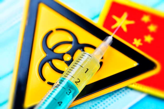Syringe, biohazard shield and flag of China on a mouth guard, symbol photo Coronavirus ** NUR FUER REDAKTIONELLE ZWECKE ** EDITORIAL USE ONLY **