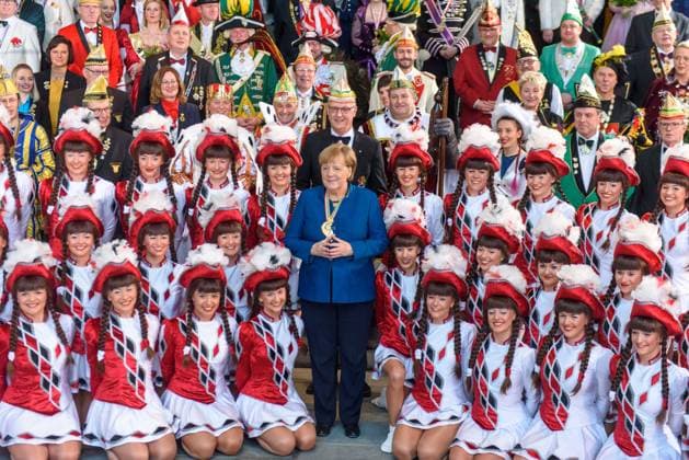 Bilder des Jahres 2020, Entertainment 01 Januar Entertainment Themen der Woche KW04 Entertainment Bilder des Tages Berlin, Angela Merkel empfängt Prinzenpaare aus alle Bundesländern Deutschland, Berlin - 22.01.2020: Im Bild ist das Gruppenbild mit den Funkenmariechen zu sehen. Berlin Bundeskanzleramt Berlin Deutschland *** Berlin, Angela Merkel receives couples of princes from all federal states Germany, Berlin 22 01 2020 The picture shows the group picture with the Funkenmariechen Berlin Federal Chancellery Berlin Germany