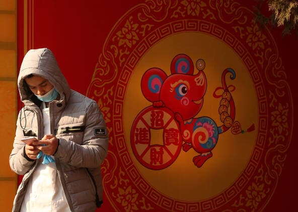 Chinese wear protective respiratory masks in Beijing on Wednesday, January 22, 2020. Health authorities in China reported the country s sixth death from a new type of coronavirus, as the country braces for the Lunar New Year travel boom amid concerns over a possible outbreak similar to that of the SARS virus in the early 2000s.  PEK2020012201 STEPHENxSHAVER
