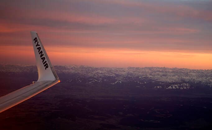 15 01 2020, Flight with Ryanair, Aircraft wings and alpine panorama during the flight from Memmingen to Alicante, 15 01 2020, Airport Allgäu Memmingen 15 01 2020, Airport Allgäu Memmingen