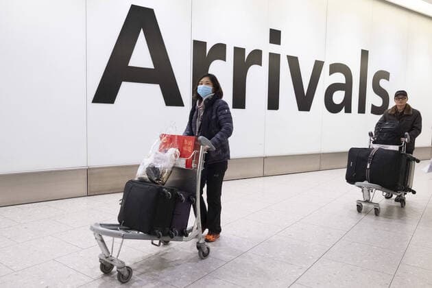 Bilder des Jahres 2020, News 01 Januar News Themen der Woche KW04 January 22, 2020, London, London, UK: London, UK. Passengers wearing face masks arrive at Heathrow airport after China Southern Airlines flight CZ673 from Wuhan arrives in London. The Coronavirus virus has originated in the Wuhan region. London UK  - ZUMAl94_ 20200122_zaf_l94_047 Copyright: xRayxTangx