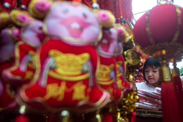 (200123) -- BEIJING, Jan. 23, 2020 -- A kid selects knick knacks of Chinese Lunar New Year at Pancoran market in Jakarta, Indonesia, Jan. 22, 2020. ) XINHUA PHOTOS OF THE DAY VerixSanovri 