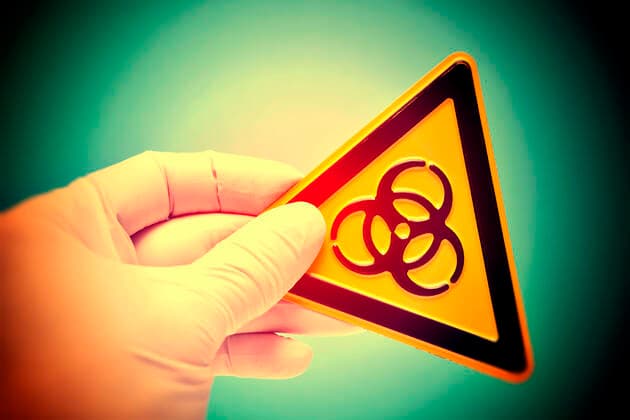 Biohazard shield is held by one hand in a latex glove, Symbol photo Coronavirus ** NUR FUER REDAKTIONELLE ZWECKE ** EDITORIAL USE ONLY **