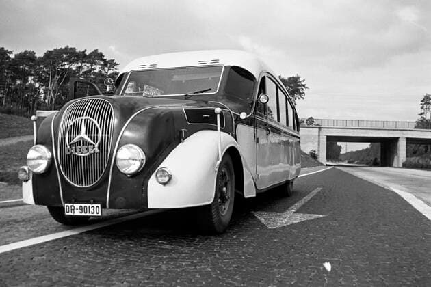 Fahrt nach Hanau Fahrt nach Hanau von Darmstadt über Frankfurt a.M. mit Bus der Deutschen Reichsbahn, 1930er. Journey to Hanau from Darmstadt via Frankurt a. M. in a bus belonging to the German State Railway Deutsche Reichsbahn, 1930s., Deutschland Copyright: ErichxAndres UnitedArchives6200043