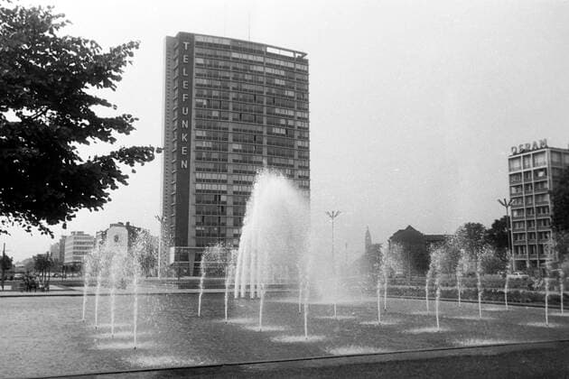 Berlin Blick auf das Springbrunnen Ensemnle vor dem Telefunken-Hochhaus am Ernst-Reuter-Platz in Berlin Charlottenburg, Deutschland 1961. View to the fountains on front of the Telefunken highrise at Ernst Reuer square in Berlin Charlottenburg, Germany 1961., Berlin Berlin Deutschland Copyright: ErichxAndres UnitedArchives6204695