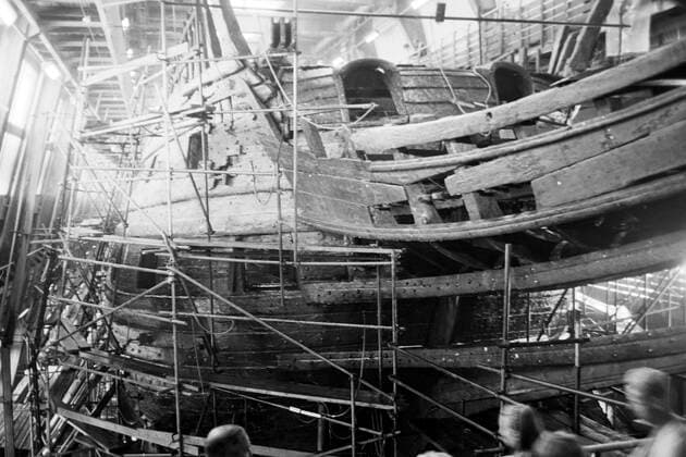 Besuch in Stockholm Das Wrack der Vasa in der damaligen Ausstellungshalle auf Beckholmen, Ansicht des Bugs, 1969. The Wreckage of the ship Vasa in the exhibition hall of the time on Beckholmen, view of the bow, 1969., Stockholm Schweden Copyright: ErichxAndres UnitedArchives6206514