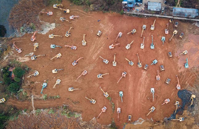 Bilder des Jahres 2020, News 01 Januar News Themen der Woche KW04 (200124) -- WUHAN, Jan. 24, 2020 -- Aerial photo taken on Jan. 24, 2020 shows mechanical equipment working at the contruction site of a special hospital in the Caidian District of western suburb of Wuhan, central China s Hubei Province. The central China metropolitan of Wuhan will follow Beijing s SARS treatment model to build a special hospital for admitting patients infected in the outbreak of pneumonia caused by the novel coronavirus. The Wuhan headquarters for the control and treatment of pneumonia caused by the novel coronavirus said on Friday the upcoming hospital designed to have an area of 25,000 square meters will be put into use by Feb. 3. TO GO WITH China Focus: Wuhan to follow Beijing s SARS treatment model in new coronavirus control ) CHINA-WUHAN-NEW CORONAVIRUS CONTROL-SPECIAL HOSPITAL (CN) XiaoxYijiu 