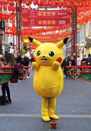 Bilder des Jahres 2020, Entertainment 01 Januar Entertainment Themen der Woche KW04 January 24, 2020, London, United Kingdom: A Pokemon Pikachu character stands at the entrance of Gerrard Street as London s vibrant Chinatown district prepares for Chinese New Year celebrations. London United Kingdom - ZUMAs197 20200124_zaa_s197_044 Copyright: xKeithxMayhewx