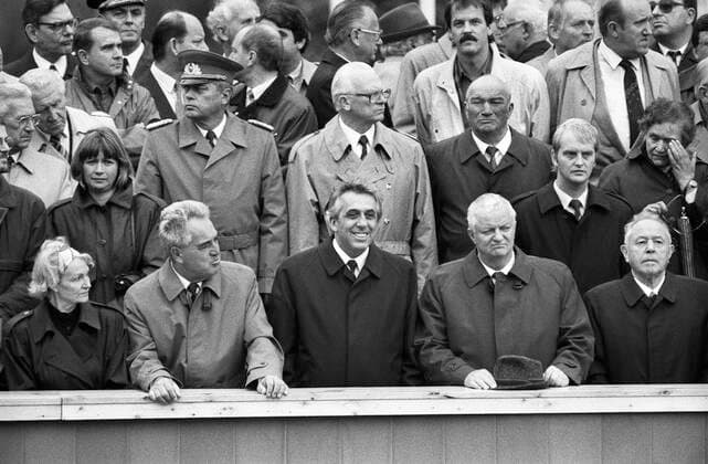 DDR. Ost-Berlin, 08.10.1989. Archiv-Nr.: 09-41-23 40.Jahrestag der DDR Foto: Margot Honecker (li), Egon Krenz (mitte) und Erich Mielke (re) 40.Jahrestag der DDR *** GDR East Berlin, 08 10 1989 Archive No 09 41 23 40 Anniversary of the GDR Photo Margot Honecker li , Egon Krenz mitte und Erich Mielke re 40 Anniversary of the GDR