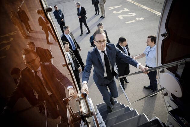 Federal Foreign Minister Heiko Maas, SPD, enters a Bundeswehr Global 5000 aircraft at Tunis Carthage Airport 23 01 2020 Tunis Tunisia Copyright: xFelixxZahn photothek.netx