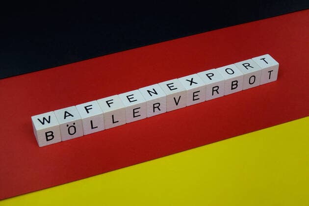 Waffenexport und Böllerverbot Waffenexport und Böllerverbot, 22.01.2020, Borkwalde, Brandenburg, Auf einer Deutschlandfahne liegen Buchstabenwürfel mit den Wort Waffenexport und Böllerverbot. *** Waffenexport und Bankröllerverbot Waffenexport und Bankröllerverbot, 22 01 2020, Borkwalde, Brandenburg, On a German flag there are letter cubes with the words Waffenexport und Bankröllerverbot