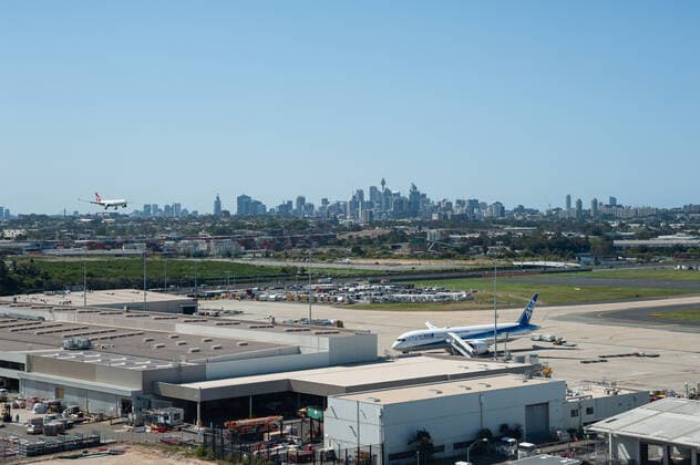28.09.2019, Sydney, New South Wales, Australien - Ein Blick vom internationalen Flughafen Kingsford Smith ueber das Vorfeld auf die Skyline der Innenstadt in der Ferne. *** 28 09 2019, Sydney, New South Wales, Australia A view from Kingsford Smith International Airport over the apron to the skyline of the city centre in the distance